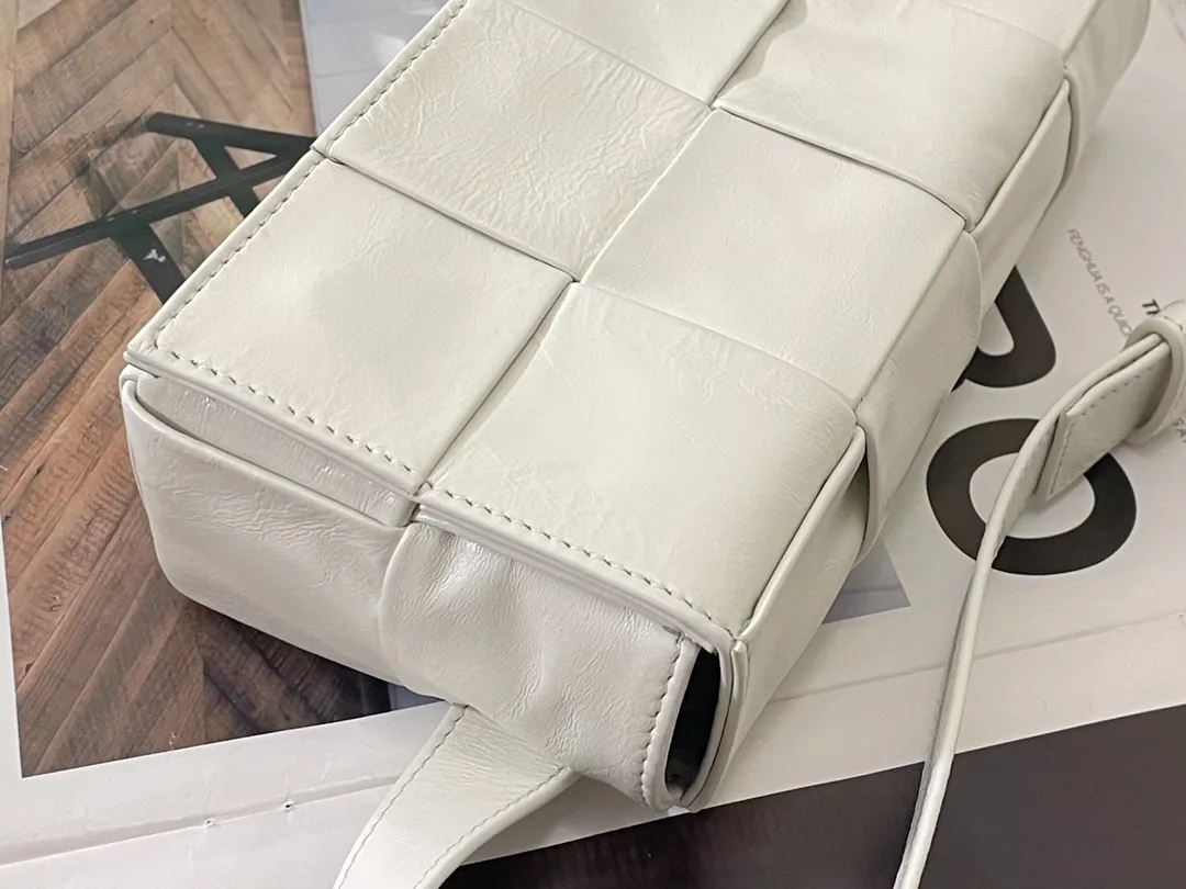#𝐓𝐇𝐄 𝐁𝐄𝐋𝐓 𝐂𝐀𝐒𝐒𝐄𝐓𝐓𝐄 Checkered waist bag cassette has an updated version🆕The waxed cowhide material is very light and shiny, has a cool feeling, and has the same high-end touch as always. ⚠️The second-generation upgraded version has a long strap of 136cm, tall people can also wear it cross-body at will It is also suitable for boys. It is suitable for couples. It can be used as a handbag, waist bag, crossbody or shoulder bag. It’s small and exquisite, but packs a punch: 💄lipstick 🕶️sunglasses, etc.⋯pack it all! It continues the square shape of the cassette bag and does not deform after loading. It has a very concave shape! Model; 6815# S18.5x5x9.5